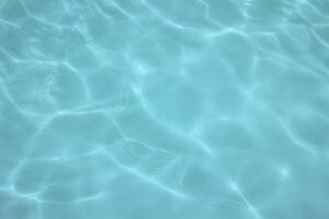 piscina con reflejos soleados foto