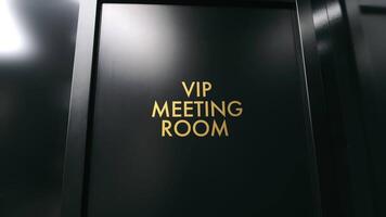 Entrada a el VIP reunión habitación. habitación puerta video