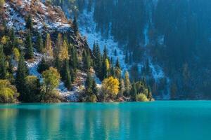 otoño foto después nevada, montaña lago issyk en almaty región, kazajstán. octubre.