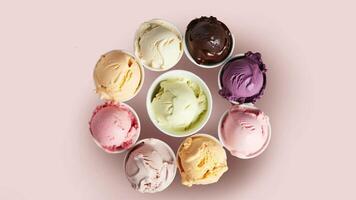 Eis Sahne Sortiment mehrfarbig oben Aussicht drehen um Dessert Sommer- Süßigkeiten lecker ungesund Essen erfrischend cool video