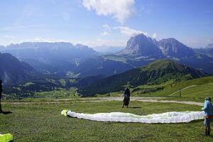 Parapentes prepare to launch photo