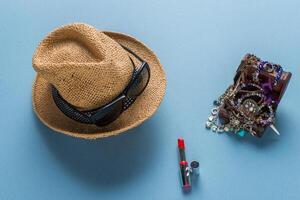 Moda accesorios con sombrero, Gafas de sol, collar foto