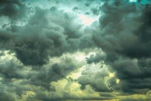 hermosa ver de un tierra y cielo - increíble cielo con nubes foto