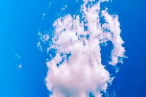 hermosa ver de un tierra y cielo - increíble cielo con nubes foto