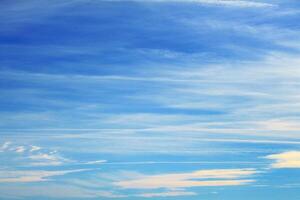 hermosa ver de un tierra y cielo - increíble cielo con nubes foto