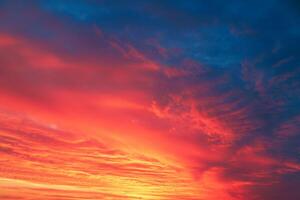 hermosa ver de un tierra y cielo - increíble cielo con nubes foto