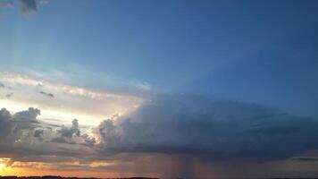 hoch Winkel Aussicht von Luton Stadt von England während Sonnenaufgang mit dramatisch Wolken Über Blau Himmel. Bild war gefangen mit Drohnen Kamera auf Juli 8., 2023 video