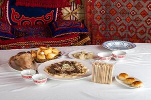 nacional kazakh platos, beshparmak, manty, baursak foto