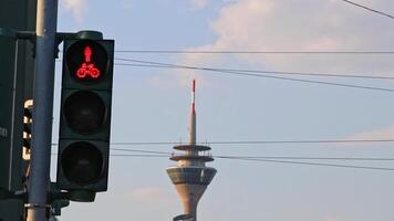 tráfico luces para bicicletas y peatones cambiando desde rojo tráfico ligero a verde tráfico ligero para ciclistas muestra ciudad calle desde bicicleta punto de ver en dusseldorf traspuesta desde rojo a verde video