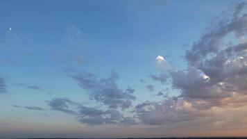 hoog hoek visie van luton stad van Engeland gedurende zonsopkomst met dramatisch wolken over- blauw lucht. beeld was gevangen genomen met drone's camera Aan juli 8e, 2023 video