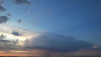 hoch Winkel Aussicht von Luton Stadt von England während Sonnenaufgang mit dramatisch Wolken Über Blau Himmel. Bild war gefangen mit Drohnen Kamera auf Juli 8., 2023 video