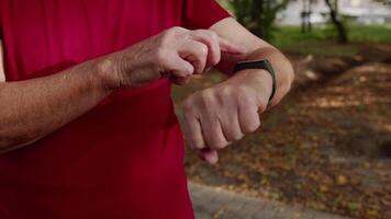 adulto corridore uomo di partenza maschiatura touch screen su inteligente guarda, puntamento distanza, controllo pulse video