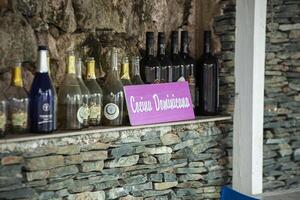 dominicus dominicano república 6 6 febrero 2020 vaso botellas encima el bajo pared en un dominicano restaurante foto