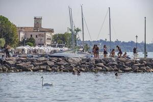 lazise Italia dieciséis septiembre 2020 paisaje en garda lago en lazise en Italia foto