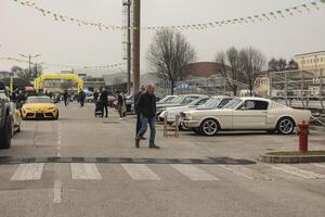 vicenza Italia 19 marzo 2024 entusiastas paseo entre carros a un automotor reunión disfrutando el monitor foto