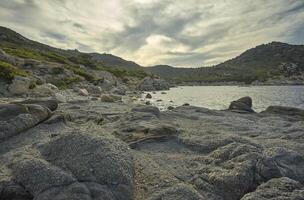 las rocas de la playa mediterránea al atardecer. foto