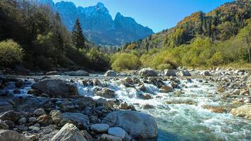 montaña paisaje con torrente en el dolomitas 4 4 foto