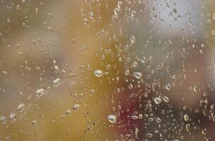 gotas de lluvia sobre el vidrio foto