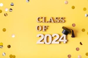 dorado Brillantina número 2024 con graduado gorra. clase de 2024 concepto. foto