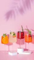 vistoso verano alcohólico cócteles y palma sombra en rosado antecedentes foto