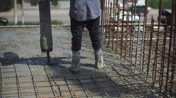 Pouring a monolithic slab of a house with concrete video