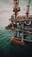 åldring olja rigg i öppen hav video