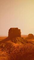 roccioso affiorante nel deserto video