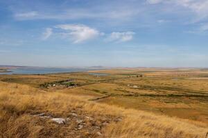 paisaje foto desde el ver a el parte superior de el enisala medieval fortaleza cerca jurilovca en tulcea, Rumania.