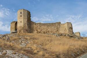 paisaje de el enisala medieval fortaleza situado cerca jurilovca en tulcea, Rumania. foto