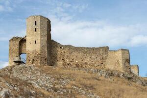 paisaje de el enisala medieval fortaleza situado cerca jurilovca en tulcea, Rumania. foto