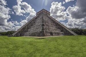 la pirámide de chichén itzá foto