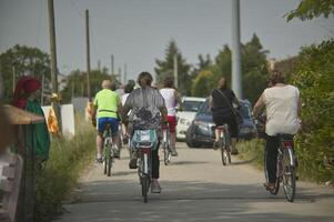 gavello Italia 24 marzo 2020 bicicleta camino lleno de ciclistas en primavera foto