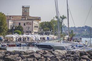 lazise Italia dieciséis septiembre 2020 paisaje en garda lago en lazise en Italia foto