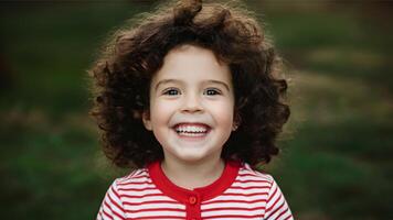 Perfecto niños sonrisa, contento niño con hermosa blanco diente foto