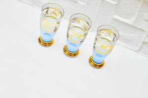 Tres azul oro festivo lentes para vino, jugo, bebidas, bebidas foto