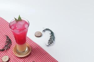 rojo soda mezclado con Leche es un típico indonesio bebida es soda gembira foto