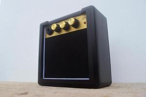 de cerca foto de un mini guitarra amplificador ese tiene bueno sonido