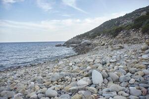 playa de guijarros en el mediterráneo foto