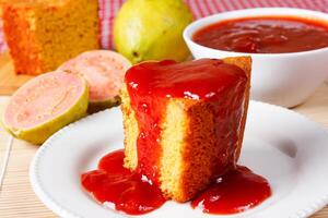 hecho en casa maíz pastel con guayaba pegar en un mesa, selectivo enfocar, típico brasileño fiesta comida foto