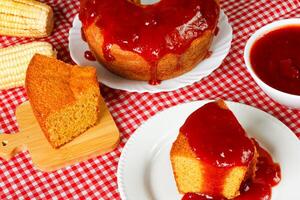 hecho en casa maíz pastel con guayaba pegar en un mesa, selectivo enfocar, típico brasileño fiesta comida foto