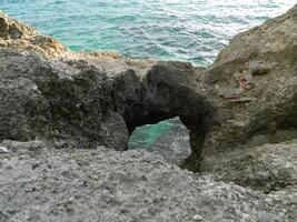 paisaje foto con un antecedentes de mar agua y coral en el tarde