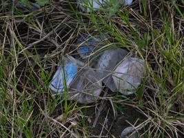 residuos ese lata dañar el ambiente es a menudo encontró en urbano areas con pobre residuos administración foto