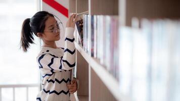 un joven niña es mirando mediante un biblioteca estante foto