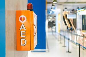 automatizado externo desfibrilador caja aed máquina con instrucciones en el pared en compras centro comercial. foto