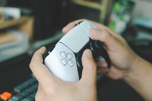 consola gamepad nuevo Generacion en masculino mano antecedentes. controlador consola jugando jugador participación pasatiempo juguetón disfrute. foto