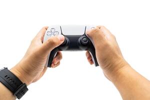 consola gamepad nuevo Generacion en masculino mano en aislado antecedentes. controlador consola jugando jugador participación pasatiempo juguetón disfrute. foto