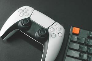 consola gamepad nuevo Generacion en escritorio con teclado. controlador consola jugando jugador para pasatiempo juguetón disfrute. foto