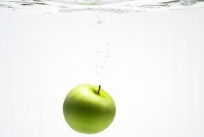 una serie, manzanas verdes en agua foto