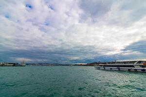 Estanbul ver con nublado cielo y un bote. visitar Estanbul antecedentes foto