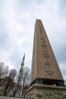 obelisco de teodosio y alminar de azul mezquita en sultanahmet cuadrado foto